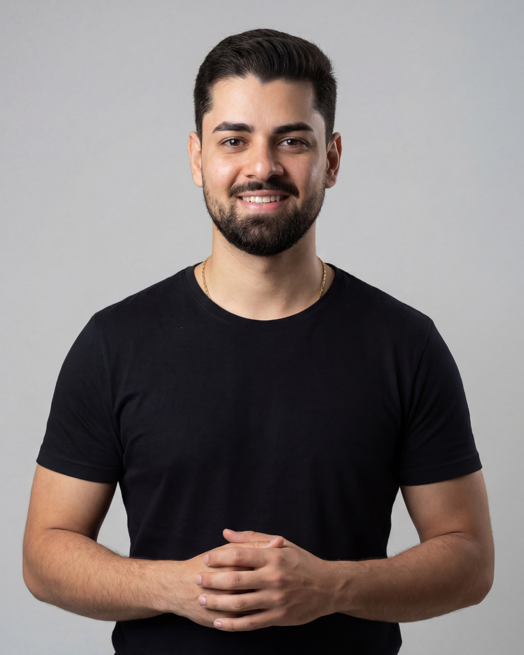 Foto de Lucas Queiroga, especialista em copy e criação de páginas, sorrindo de braços cruzados